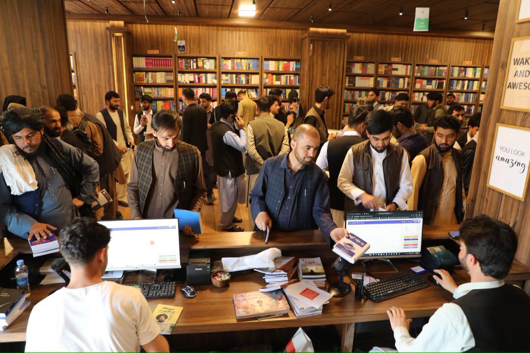 Aksos Book Store tweet media
