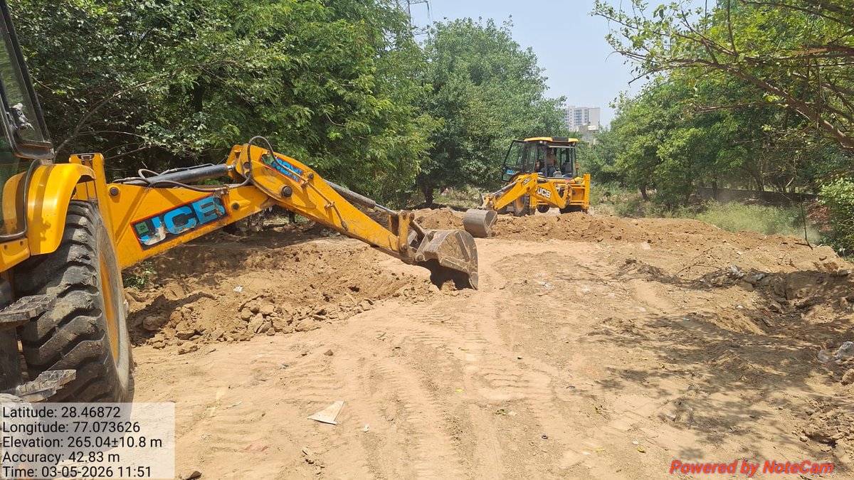 OfficialGMDA's tweet photo. Work in progress: Levelling of green belts is underway near Galleria Road at IFFCO Chowk to ensure neater landscapes and smoother stormwater flow. 🍀🌿
#GMDA #Gurugram #CityInAction #CleanCity #MonsoonReady #GreenBelts #CityBeautification https://t.co/LINjkCGsxJ