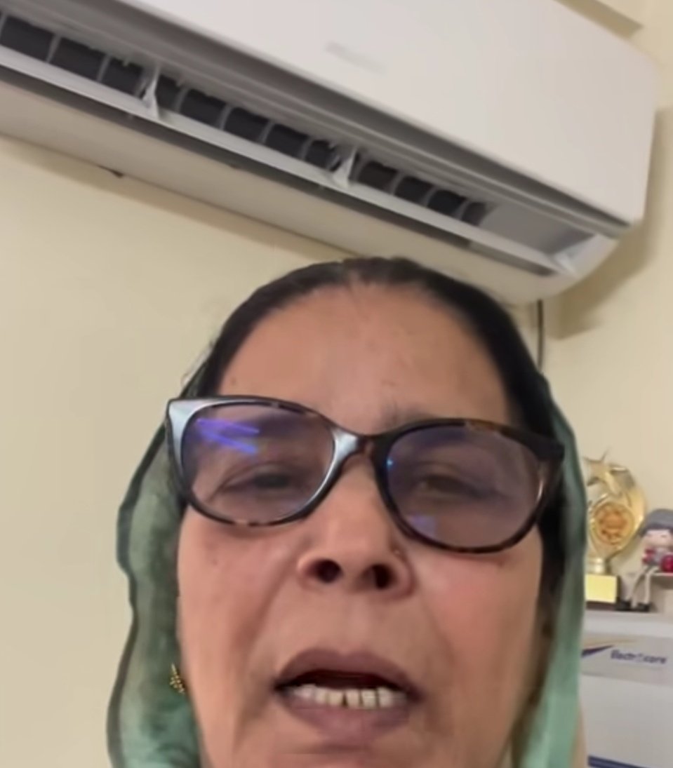 MukAn_X's tweet image. इस दादी ने 2000 रुपये की किस्त पर Voltas की AC खरीदी थी, जिसकी कूलिंग 2025 में खत्म हो गई।

जब इन्होंने कस्टमर केयर पर शिकायत की तो मैकेनिक देखने आया और बोला कि इसकी गैस खत्म हो गई है।

उसने दादी को समझाया कि कंपनी वाले आपसे 3300 रुपये मांगेंगे

लेकिन आप कहना कि जो बंदा पहले आया