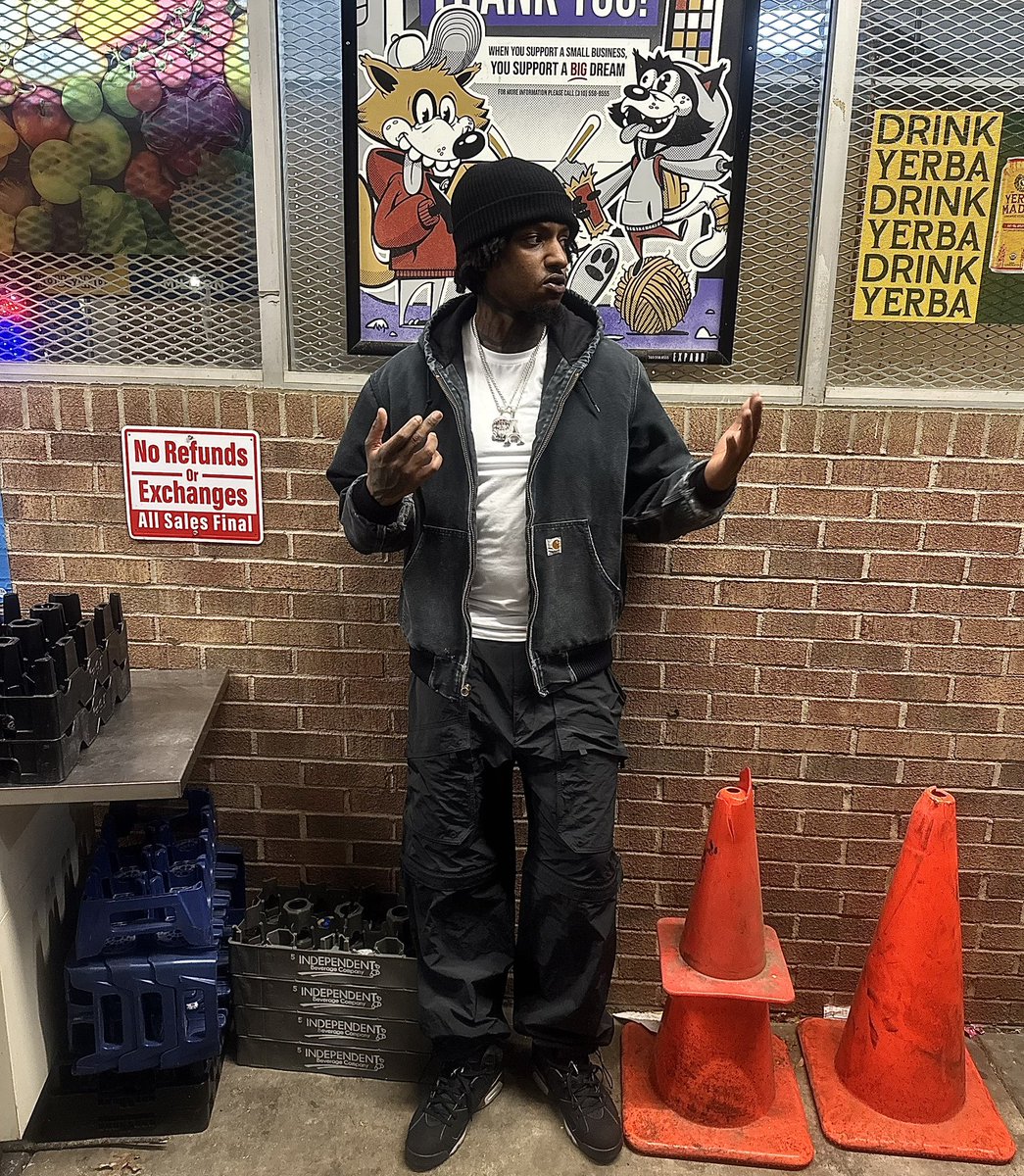 SelfPaidRTS's tweet photo. I can serve fingers to a nigga wit no hands 🪤🖐🏿. https://t.co/EFM1RHnwxJ