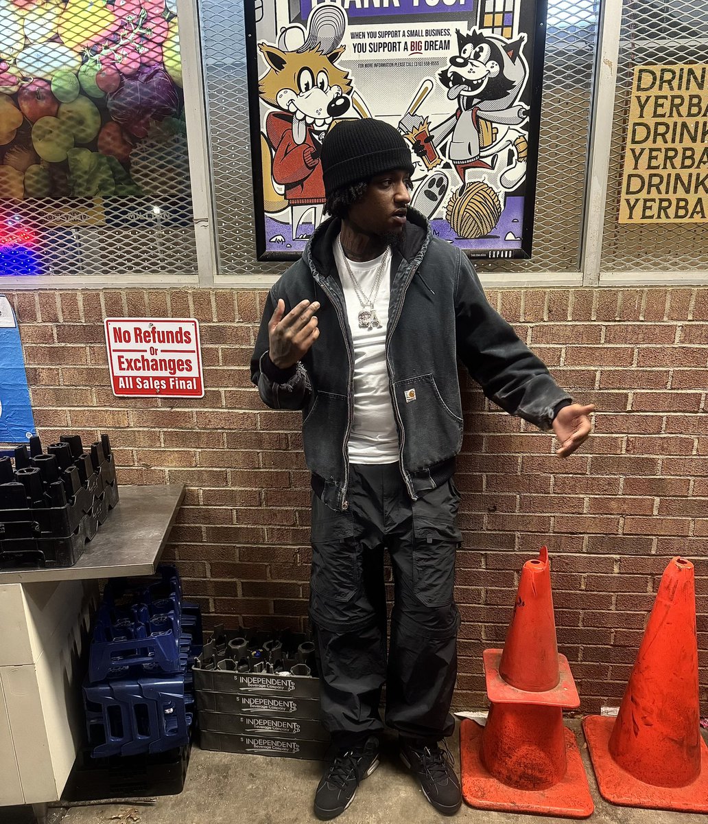 SelfPaidRTS's tweet photo. I can serve fingers to a nigga wit no hands 🪤🖐🏿. https://t.co/EFM1RHnwxJ