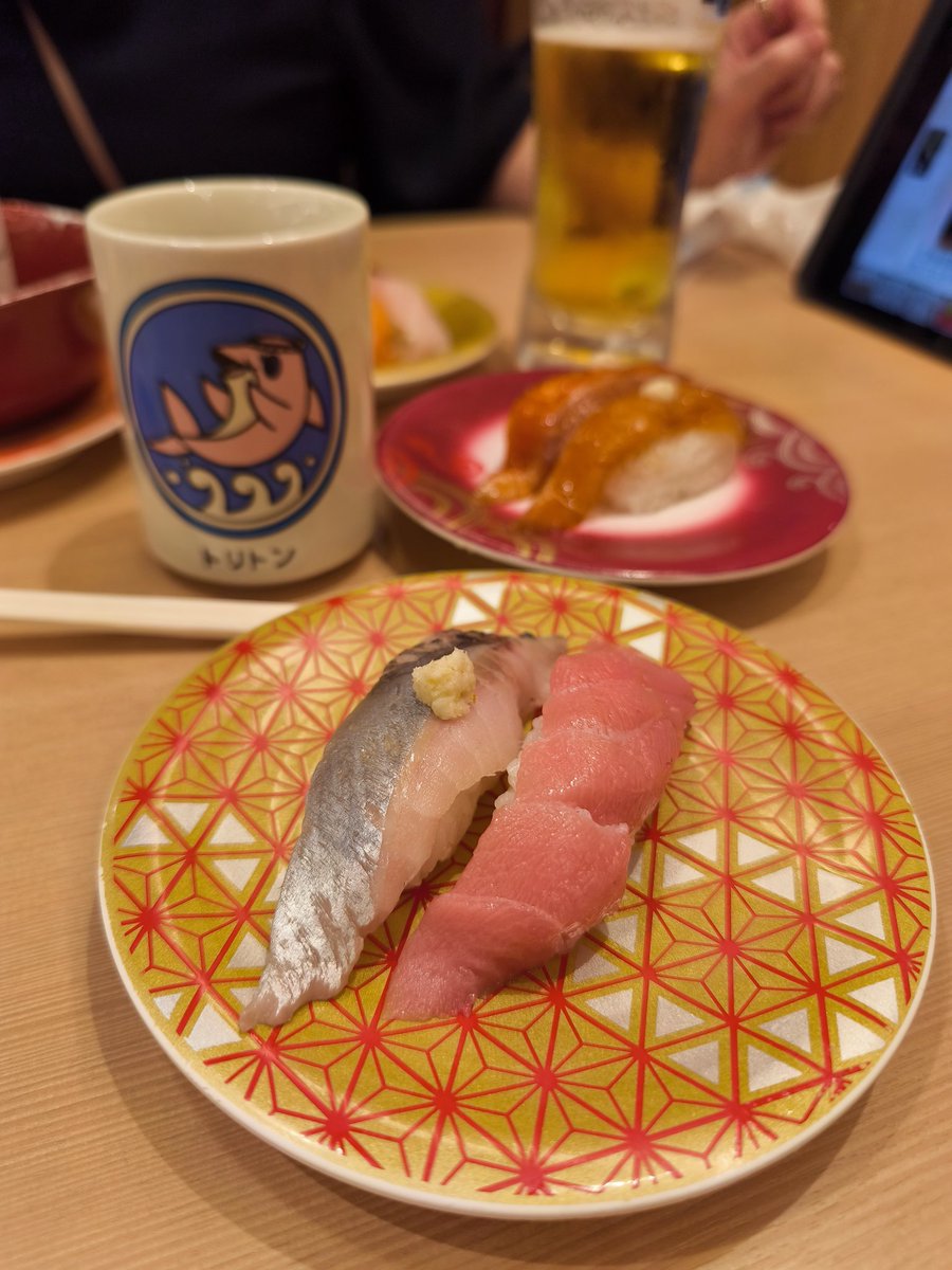 deepblue_will's tweet photo. 安くて美味しいお寿司が食べたくて品川トリトンへ。40組待ちだったけど、1.5時間ぐらいではいれた。 https://t.co/MTULbXqBka