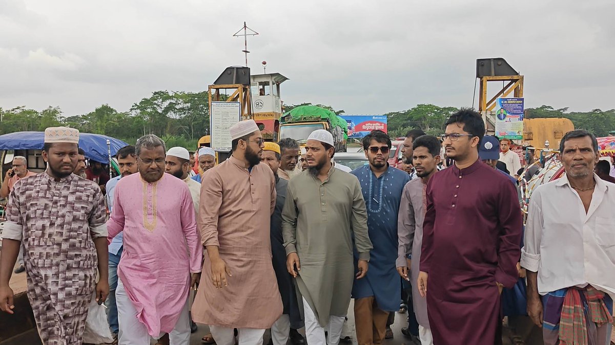 safiqul_masud's tweet photo. The beloved leader of Bauphal, a true companion of its soil and people, Dr. Shafiqul Islam Masud, Honorable Member of Parliament, shared a remarkable moment today after arriving at Boga Ferry Ghat, connecting closely with the general public. https://t.co/l6ZOSzWUuV