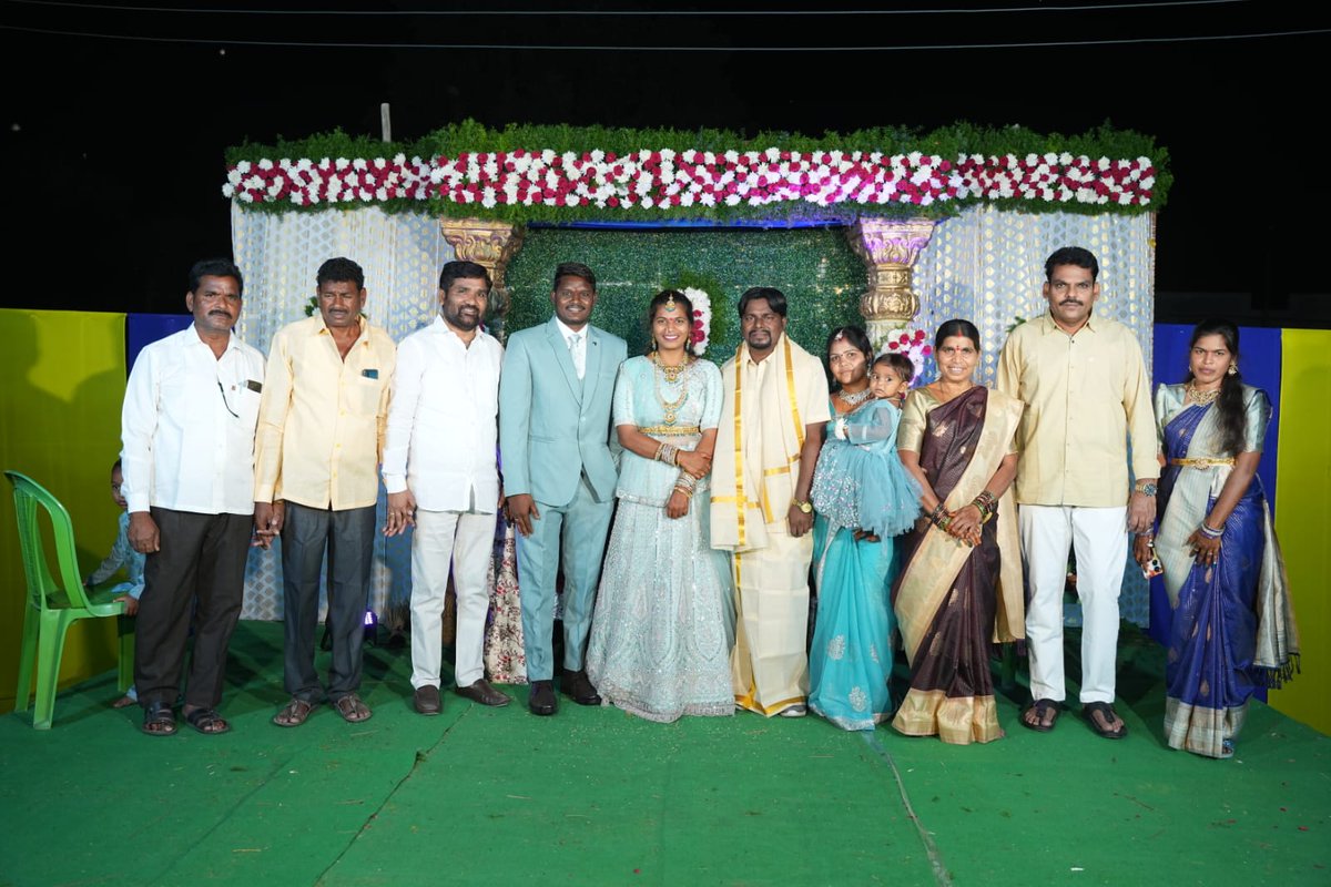 DsNetha's tweet photo. మా సోదరి రిసెప్షన్ పార్టీ కి హాజరు అయి నూతన వధూవరులను ఆశీర్వదించిన గౌరవ బెల్లంపల్లి మాజీ ఎమ్మెల్యే శ్రీ @ChinnaiahMla గారు, నేతకాని మహర్ సంక్షేమ సంఘం రాష్ట్ర అధ్యక్షులు దుర్గం రాజేష్ గారు,
కార్యక్రమానికి విచ్చేసి నూతన దంపతులను ఆశీర్వదించిన ప్రతి ఒక్కరికీ ప్రత్యేక ధన్యవాదాలు. https://t.co/1E6hquGmrX