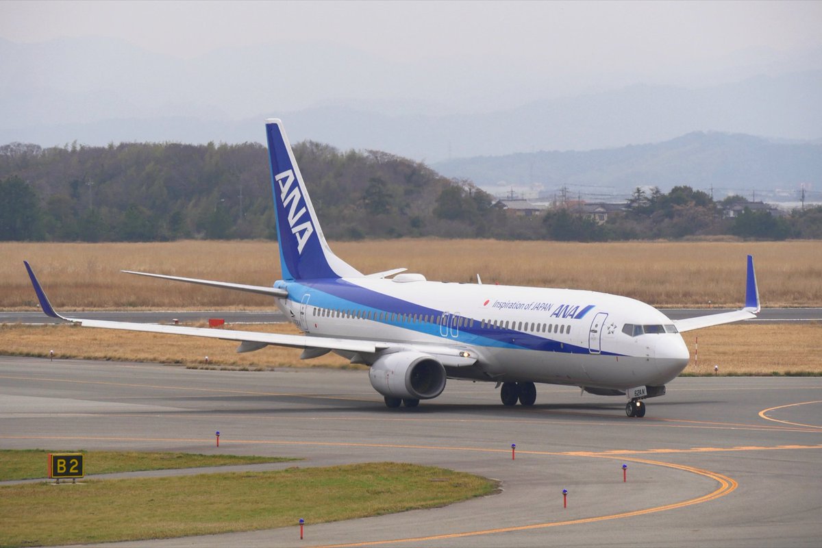 fukufuku262's tweet image. 米子鬼太郎空港✈️より
展望デッキ　☁️　（3月末）

ANAのB737が降りて来ました
この方向だと地上滑走のみ

エンジンの吸気口が円でなく少し歪んでいるのがB737っぽいです

#米子空港 #ANA #B737
