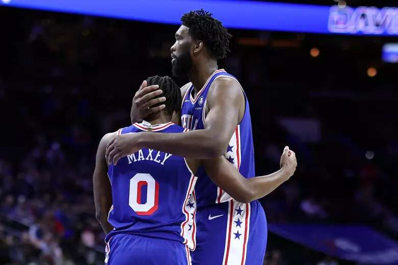 TrashTalk_fr's tweet image. Joel Embiid et Tyrese Maxey en mode Shaq et Kobe !

Les stars des Sixers sont devenus le premier duo depuis O'Neal et Bryant à finir avec minimum 30 points et 10 rebonds dans un Game 7 de Playoffs.

Ce n'était pas arrivé depuis... 2002 ! 😤😤