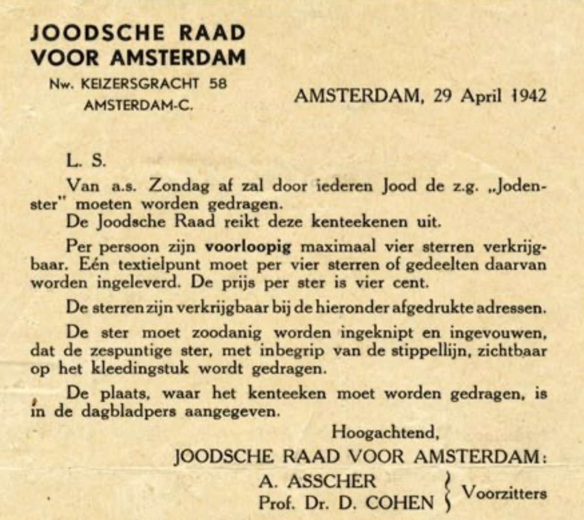 WillemdePrater's tweet photo. 3 mei 1942: de Duitse bezetter verplichtte Joodse Nederlanders een herkenningsteken te dragen: een zespuntige gele davidster met in het midden het woord ‘Jood’. Het niet dragen ervan werd streng bestraft. Joden moesten deze ster zelf kopen voor vier cent per stuk. Deze maatregel maakte hen zichtbaar en vormde een stap in hun uitsluiting en latere vervolging.