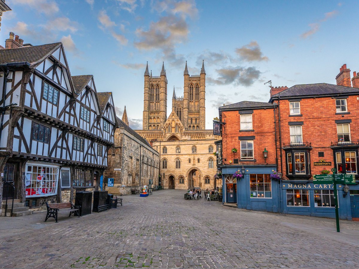 SebMayoux's tweet photo. Bravo au club de Lincoln 🏴󠁧󠁢󠁥󠁮󠁧󠁿 qui jouera l'année prochaine en 2ème division ! 

Je garde une attache particulière pour cette ville du nord de l'Angleterre, où j'ai vécu entre 2007 et 2008 (presque 20 ans déjà 😱).

#Lincoln #souvenirs https://t.co/hNpWdQ6mbv
