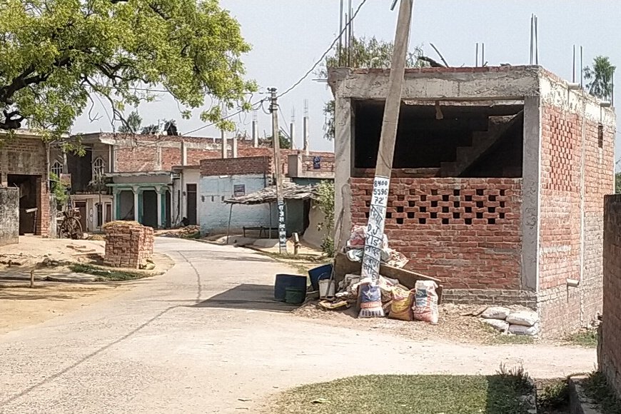 dr_monsoo's tweet photo. उन्नाव जिले के हसनगंज क्षेत्र के सकतपुर में प्रधानमंत्री सड़क और आबादी की जमीन पर दबंगों ने किया अवैध कब्जा @unnaopolice @dmunnao @CMOfficeUP @pwdunnao @Uppolice @UPGovt @Navanee98437127 @Igrangelucknow @roadUnnao @policehasanganj @rajnathsingh @AmitShah https://t.co/NyvQAblhOJ