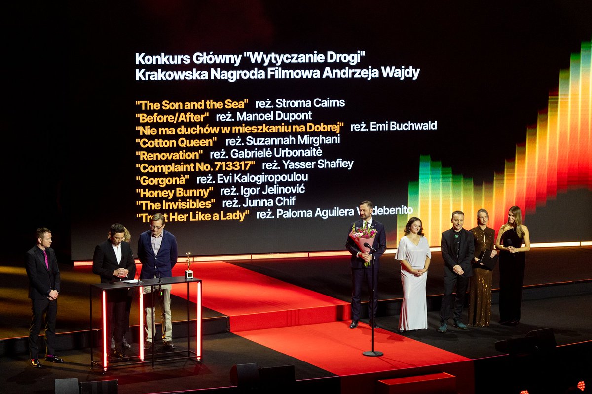 krakow_pl's tweet photo. #Krakow #festiwal #OFFCamera
Uroczysta gala festiwalu Mastercard @offcamera_krk za nami. Spójrzcie na nagrodzonych! 👇
P.S. Więcej zdjęć na naszym Facebooku.
📸 @BSKrakow / https://t.co/FMBF6Sa6vL https://t.co/zsynYibOB0