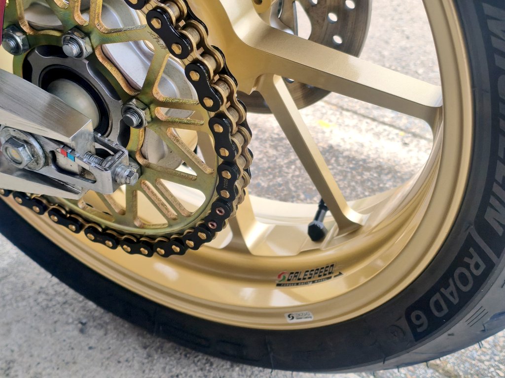 ALWAYS_CB400SF's tweet photo. 今日は車検後初めての洗車✨️
チェーンもホイールも実に磨きがいがある😆
それにしても、出荷時に塗ってあるグリスが落ちなくて過去一チェンシコに手こずったw

#RK
#GALESPEED https://t.co/dlmHjXsc6J