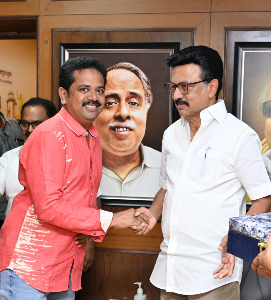 VinodthVj's tweet photo. இந்திய அரசியலை 
இனி தன்னைச்சுற்றி 
இயங்க வைக்கும் அளவிற்கு மாபெரும்  வெற்றிபெற்று 
திராவிட நாயகர் 
*கழகத்தலைவர்* அவர்கள் 
இரண்டாவது முறை 
*தமிழ்நாட்டின் முதலமைச்சராக*
பொறுப்பேற்க உள்ளதற்கு 
வாழ்த்துக்கூறியும் 
மே 5  நம் பிறந்தநாளுக்கு 
வாழ்த்துப்பெற்றும் மகிழ்ந்தோம் 
🖤❤️🌅

@mkstalin @Udhaystalin 
@nchitrarasu @Dayanidhi_Maran 
#mkstalin #dmk #sabsveda 
#vinodthvj #dmkfortn