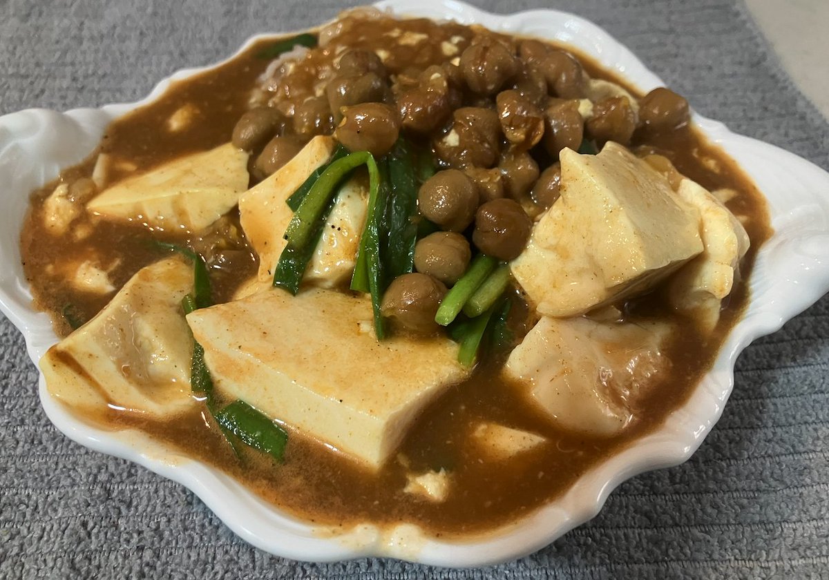 omukawabe's tweet photo. お昼は、#業スー　の　＃ヒヨコ豆のヴィーガンカレー　に豆腐とニラを入れて、それを #LOCABO 炊飯した麦飯にかけていただきました。ベースのカレーがシンプルで美味しいのでアレンジしやすく便利で美味しいですね。感謝。 https://t.co/Eox17aMFZ9