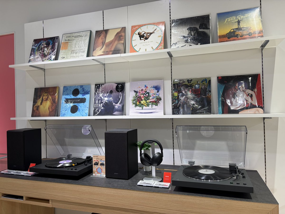 KenTKJapan's tweet image. OMG 😱 Kylie’s Step Back in Time best Vinyl for listening test (Turntable player) at Sony Store Osaka 🥰😍🥹😭
SONYストア大阪に来たら
今イチオシのレコードプレイヤー試聴にカイリーのベスト盤も選べる！😭🥹😍
#SonyStoreOsaka #KylieMinogue