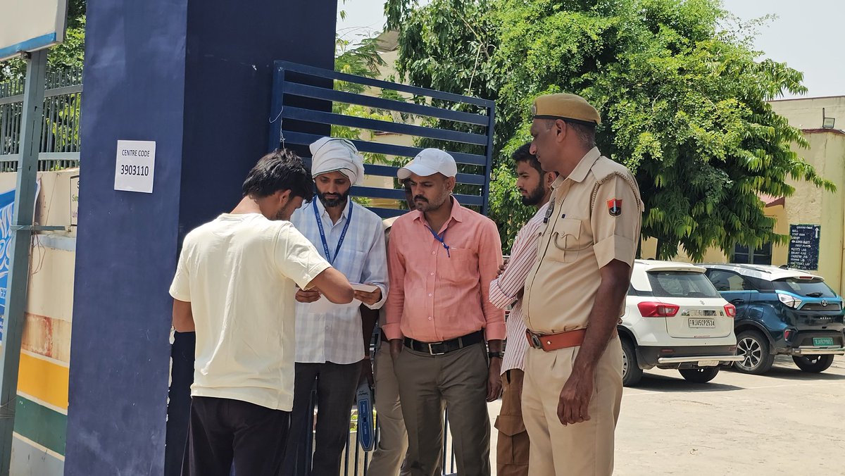 ashokshera94's tweet image. #Jaipur: NEET 2026 परीक्षा केंद्रों पर सख्त जांच के बाद ही दी जा रही है एंट्री...