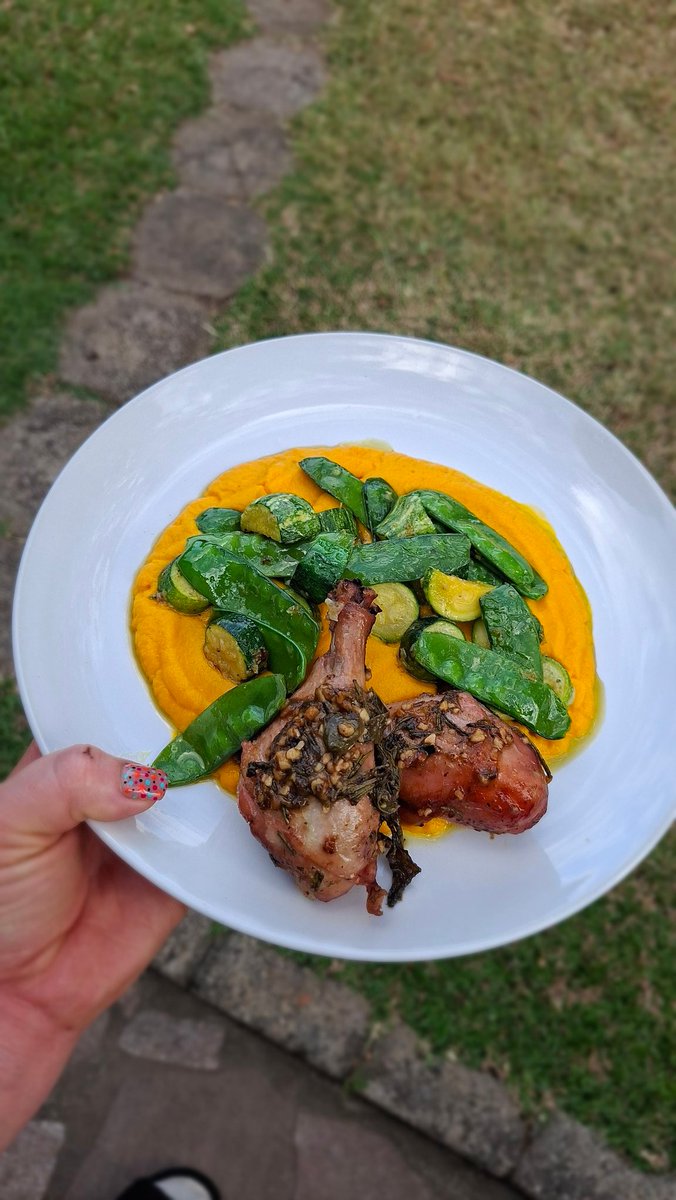 ChefRumbie's tweet photo. Lemon, herb & caper roast chicken, carrot puree & garlic stir fried greens.
A day in my life as A Zimbabwean Private Chef in ZW....
#cheffie #chefrumbie #scoffmaster #vitiligochef #recipedeveloper https://t.co/7aL0ZqasJW