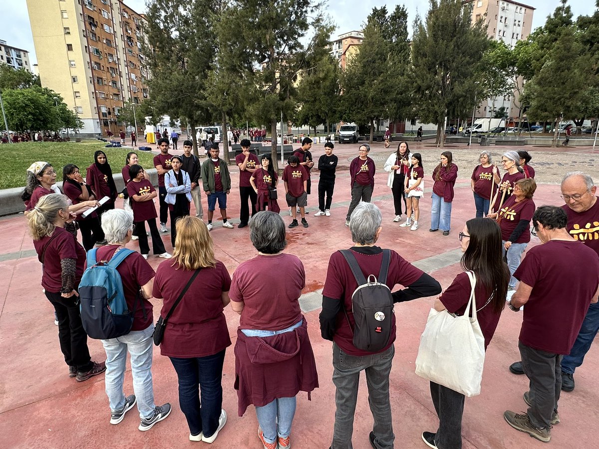 ateneusantroc's tweet photo. Més de 150 voluntaris al servei de la #42FiraSantRoc. Per endreçar, organitzar, transportar, muntar, guarnir...  Per fer barri, per fer comunitat. Per #estimarSantRoc https://t.co/Kqq8AqR1Eo