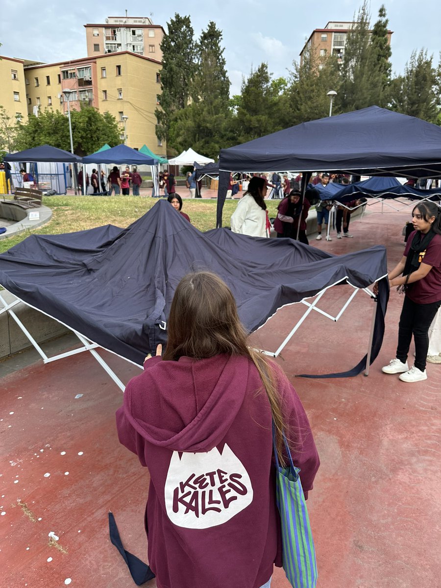 ateneusantroc's tweet photo. Més de 150 voluntaris al servei de la #42FiraSantRoc. Per endreçar, organitzar, transportar, muntar, guarnir...  Per fer barri, per fer comunitat. Per #estimarSantRoc https://t.co/Kqq8AqR1Eo