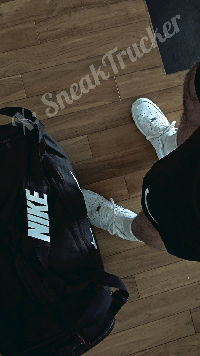 SneakTrucker's tweet image. Gym time before the work 💪😎 Who wants to feel my sweaty socks? 😏💦

#socks #feets #nike
