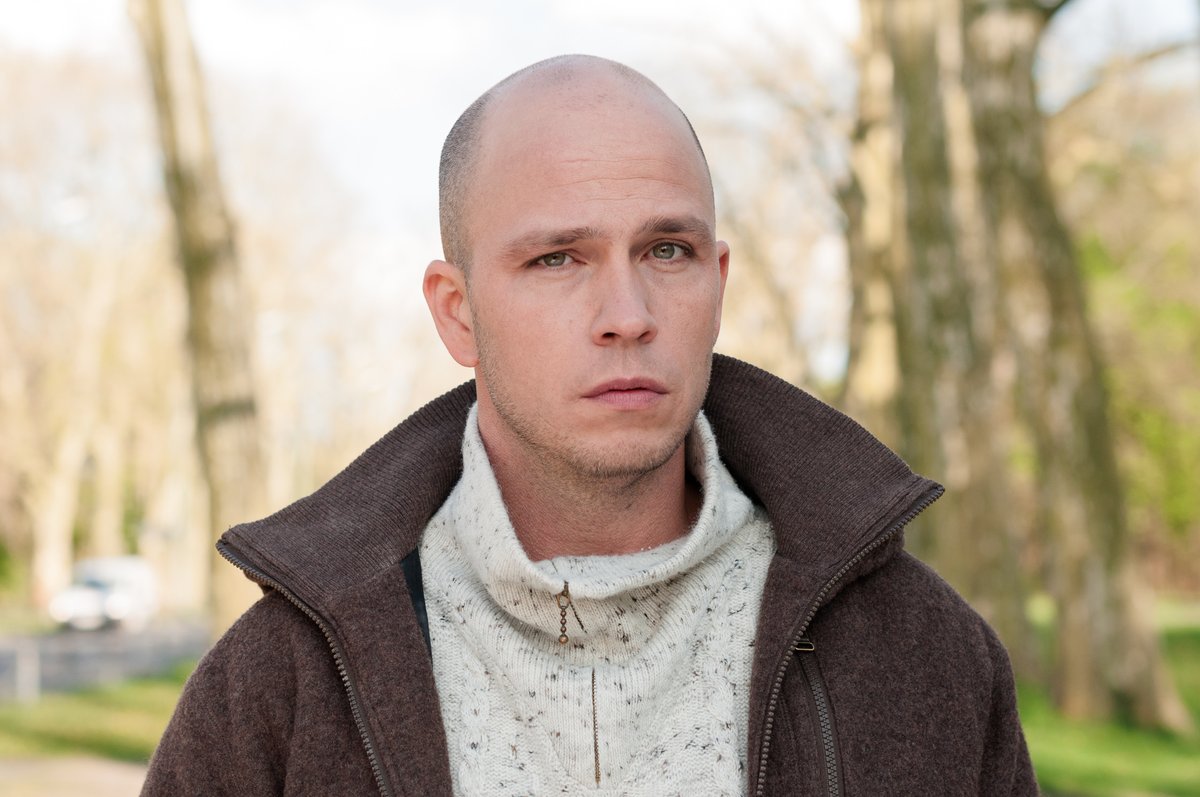 maxeconrad's tweet image. Stephan on a tree-lined avenue || Stephan am Rande der Puschkinallee #berlin #actors #actorslife #schauspielerfotos #headshots