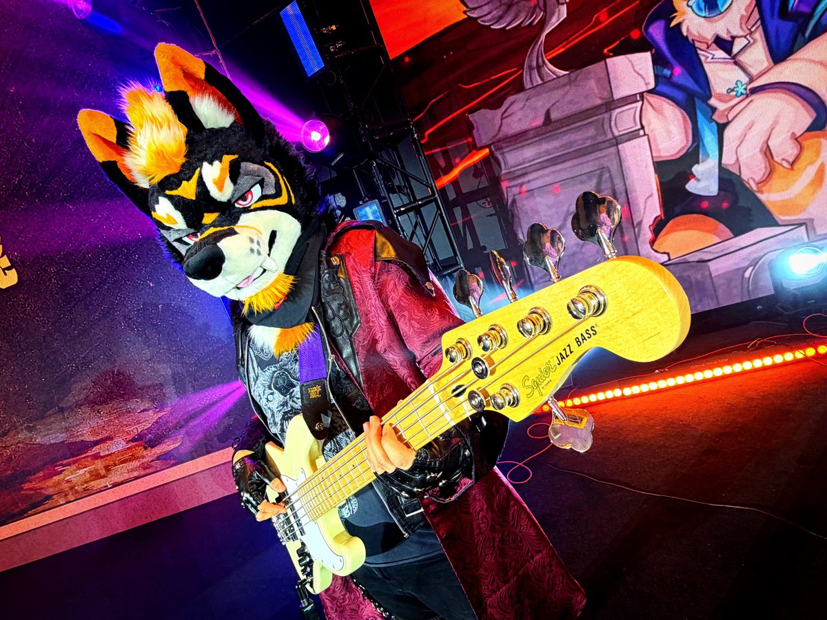 AulderWhitefur's tweet image. Thank you to Hifurry for giving Sempai's Band a chance to perform

Next up, see you at Siam Paws 🥰

Have a great Sunday everyone, keep rocking

🪡: @magichxh 

#hifurry #rock #bass #sundayvibes