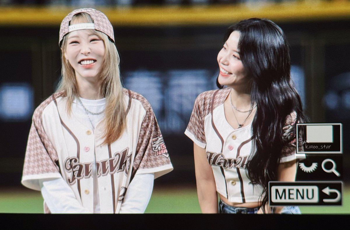 k_moo_star's tweet image. [ MAMAMOO+💚]                
260503 타이베이 타이강 호크스 시구
Preview
 
#마마무 
#솔라 #SOLAR #ソラ 
#문별 #MOONBYUL #ムンビョル