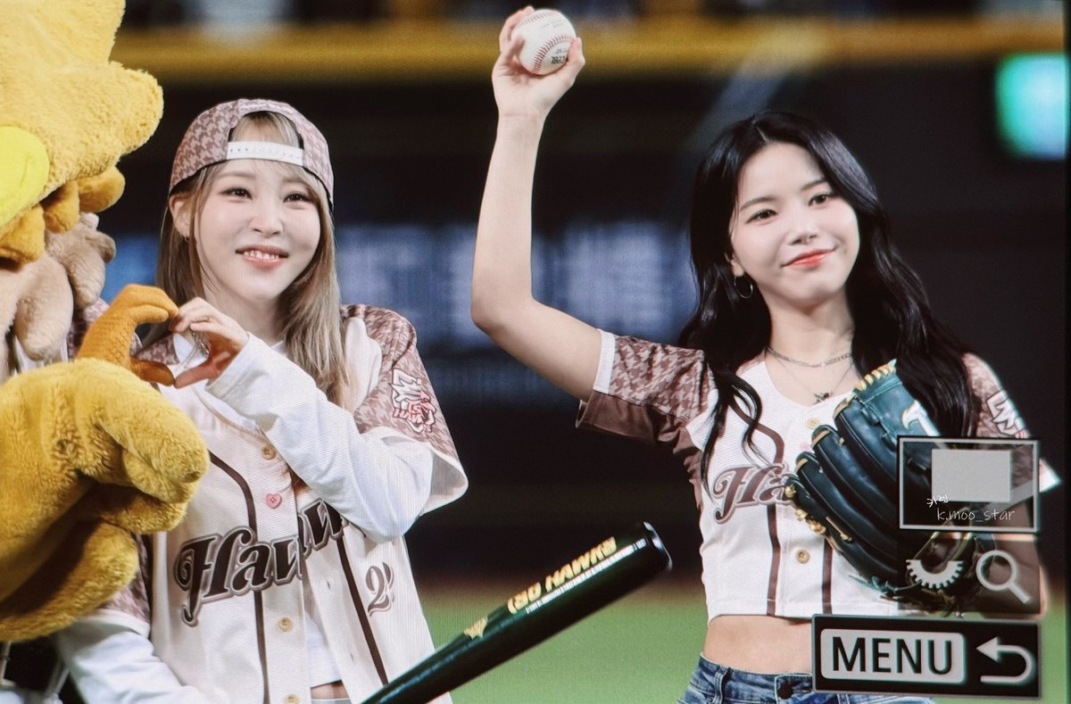 k_moo_star's tweet image. [ MAMAMOO+💚]                
260503 타이베이 타이강 호크스 시구
Preview
 
#마마무 
#솔라 #SOLAR #ソラ 
#문별 #MOONBYUL #ムンビョル