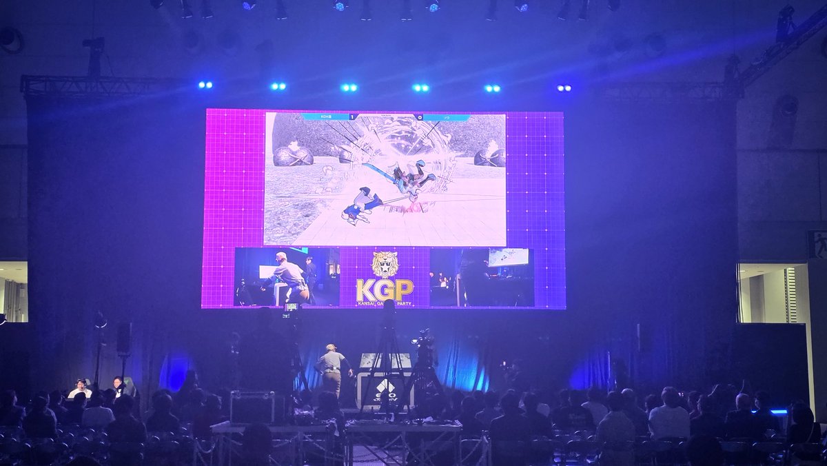 DZTEN__'s tweet photo. #EVOJ26 
EVOのメインステージの隣では、ケツバトラーのケツ勝戦が繰り広げられていた😍 https://t.co/4fasL8ba74