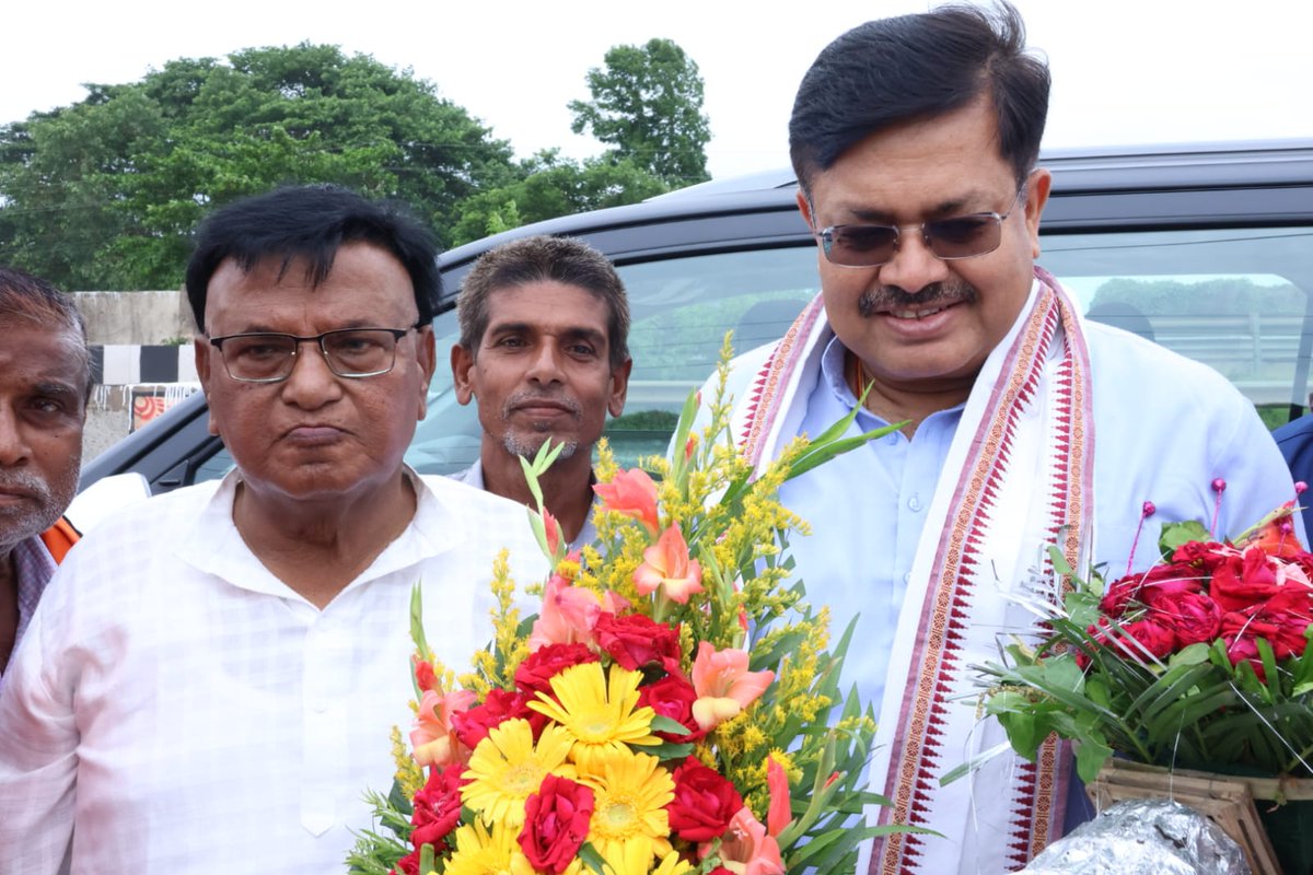 PrithivirajBJP's tweet photo. ଆଜି ଏକ ଜନ ସମାବେଶରେ ଯୋଗ ଦେବାକୁ ଯିବା ସମୟରେ ଭଦ୍ରକର ରାଣୀତାଲ ଛକଠାରେ ମାନ୍ୟବର ସିମୁଳିଆ ବିଧାୟକ ଶ୍ରୀ ପଦ୍ମଲୋଚନ ପଣ୍ଡାଙ୍କ ଉପସ୍ଥିତିରେ ଯେଉଁ ଭବ୍ୟ ସ୍ୱାଗତ ସମ୍ବର୍ଦ୍ଧନା ମିଳିଲା, ସେଥିପାଇଁ ମୁଁ ଅତ୍ୟନ୍ତ ଅଭିଭୂତ।

@BJP4Odisha
@BJP4India
@CMO_Odisha
@PMOIndia

#padmalochanpanda #SIMULIA #BJPOdisha #PrithivirajHarichandan