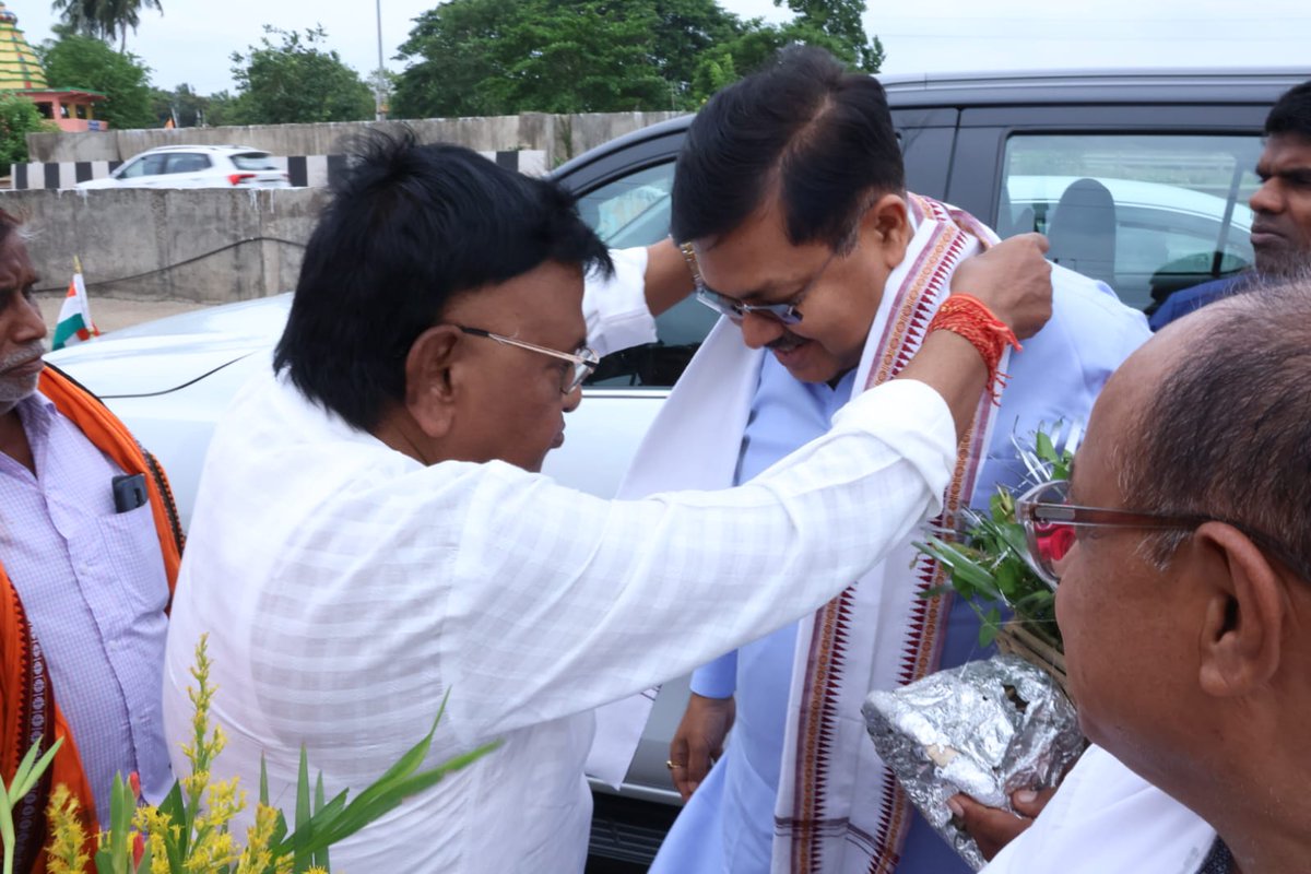 PrithivirajBJP's tweet photo. ଆଜି ଏକ ଜନ ସମାବେଶରେ ଯୋଗ ଦେବାକୁ ଯିବା ସମୟରେ ଭଦ୍ରକର ରାଣୀତାଲ ଛକଠାରେ ମାନ୍ୟବର ସିମୁଳିଆ ବିଧାୟକ ଶ୍ରୀ ପଦ୍ମଲୋଚନ ପଣ୍ଡାଙ୍କ ଉପସ୍ଥିତିରେ ଯେଉଁ ଭବ୍ୟ ସ୍ୱାଗତ ସମ୍ବର୍ଦ୍ଧନା ମିଳିଲା, ସେଥିପାଇଁ ମୁଁ ଅତ୍ୟନ୍ତ ଅଭିଭୂତ।

@BJP4Odisha
@BJP4India
@CMO_Odisha
@PMOIndia

#padmalochanpanda #SIMULIA #BJPOdisha #PrithivirajHarichandan