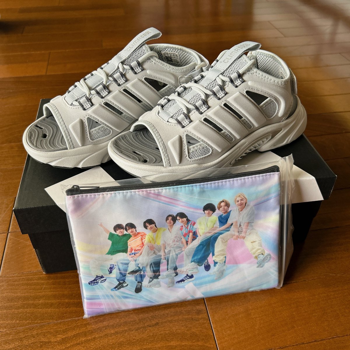 turrellnomado's tweet photo. 今年もクライマクールの屋外広告巡ってきました。サンダルも希望通りのものが購入できてポーチもいただけてハッピー🤟✨ 『MOMENTUM』のフラッグ凄かったな。渋谷ジャック圧巻でした。満喫。
#ABCマート #CLIMACOOL 
#timelesz_渋谷ジャック https://t.co/mS44WTmRDS