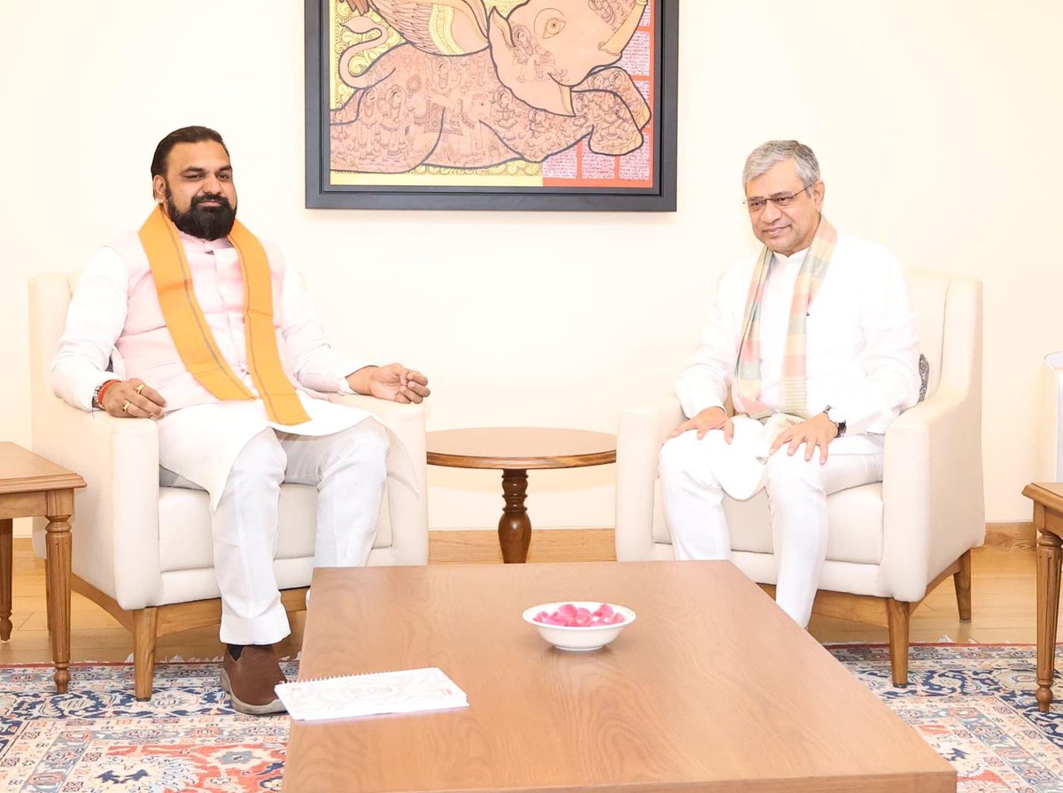 airnewsalerts's tweet image. Bihar Chief Minister @samrat4bjp meets with Railways Minister @AshwiniVaishnaw in New Delhi.

Both leaders discuss ways to strengthen railway infrastructure in the state, enhance connectivity, and promote the overall development of #Bihar.

#IndianRailways #Connectivity