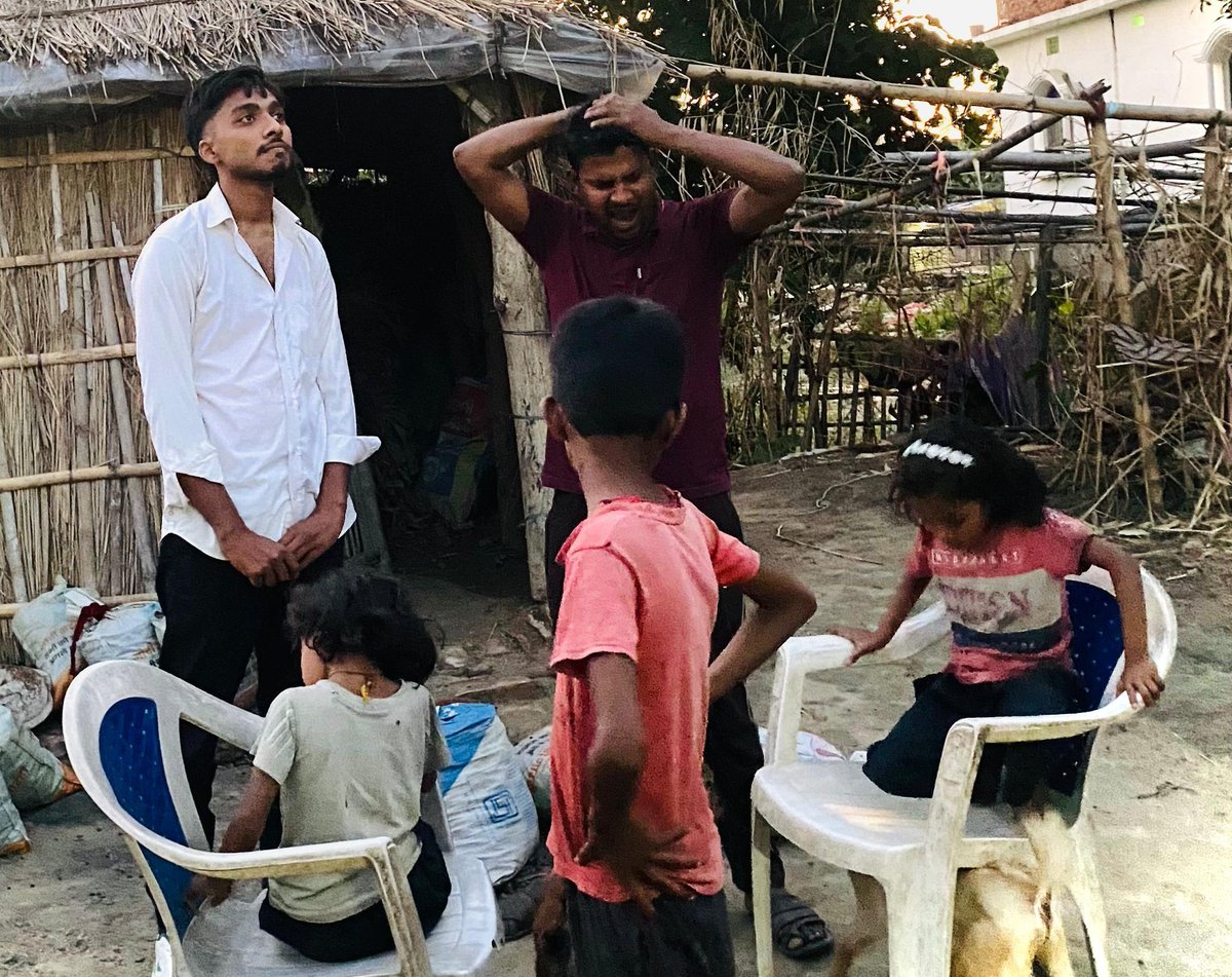 BguVivekkumar's tweet image. दुःखद समाचार पर बुजेश महतो जी के घर जाकर शोक संवेदना व्यक्त की।
उनके तीनों बच्चों से मिलकर मन बेहद व्यथित हुआ।
ईश्वर दिवंगत आत्मा को शांति दें और परिवार को शक्ति प्रदान करें। 🙏

📍जहां समस्या, वहां साहूवंशी विवेक साहू
#Shradhanjali #Condolences #RIP #StayStrong #VivekSahu