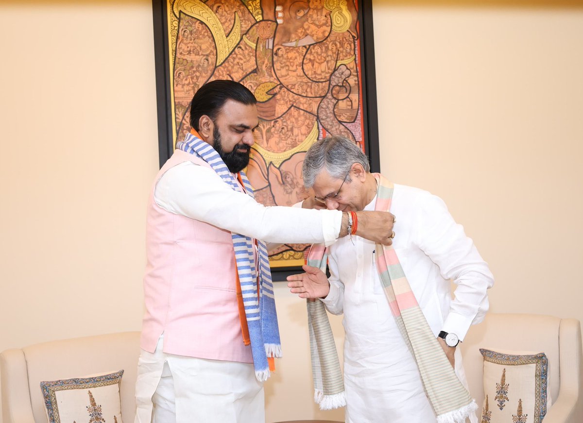 Indsamachar's tweet image. Bihar Chief Minister @samrat4bjp meets with Railways Minister @AshwiniVaishnaw in New Delhi.

Both leaders discuss ways to strengthen railway infrastructure in the state, enhance connectivity, and promote the overall development of #Bihar.

#IndianRailways #Connectivity