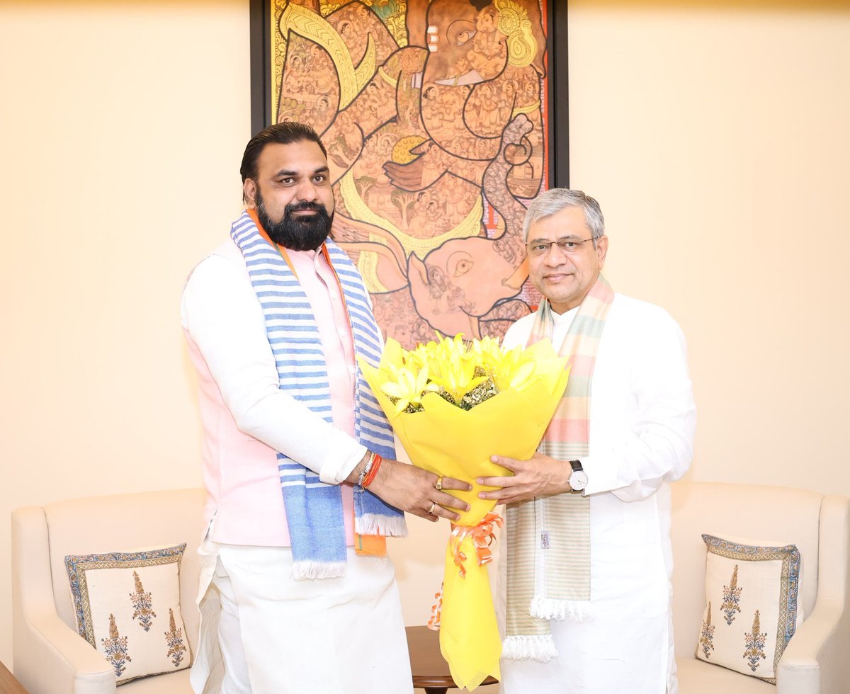 Indsamachar's tweet image. Bihar Chief Minister @samrat4bjp meets with Railways Minister @AshwiniVaishnaw in New Delhi.

Both leaders discuss ways to strengthen railway infrastructure in the state, enhance connectivity, and promote the overall development of #Bihar.

#IndianRailways #Connectivity