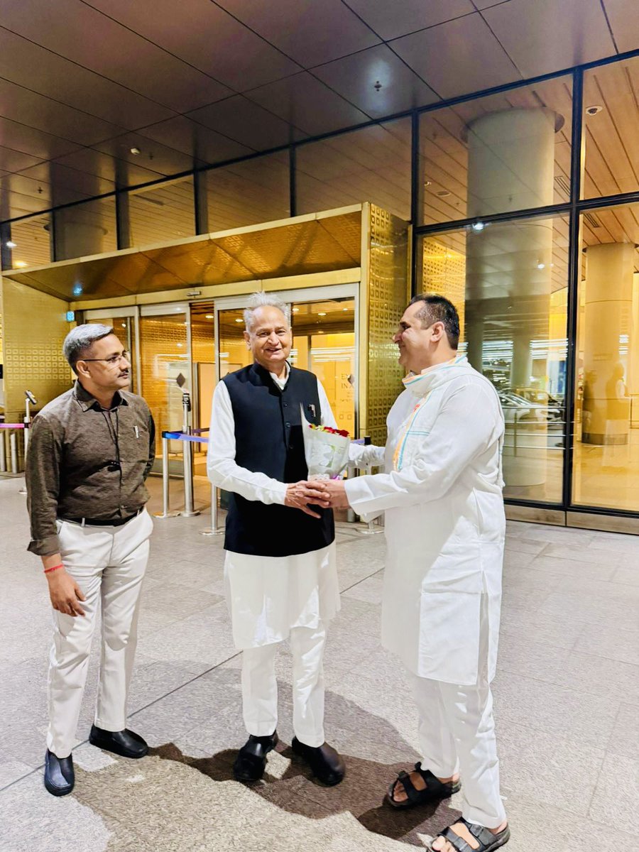 HiraDevasiINC's tweet photo. राजस्थान के पूर्व मुख्यमंत्री श्री अशोक गहलोत जी को जन्मदिन की हार्दिक बधाई एवं शुभकामनाएं।

मैं ईश्वर से आपके उत्तम स्वास्थ्य, खुशहाल एवं दीर्घायु जीवन की कामना करता हूँ।
@ashokgehlot51 https://t.co/l0LqbsiSuj
