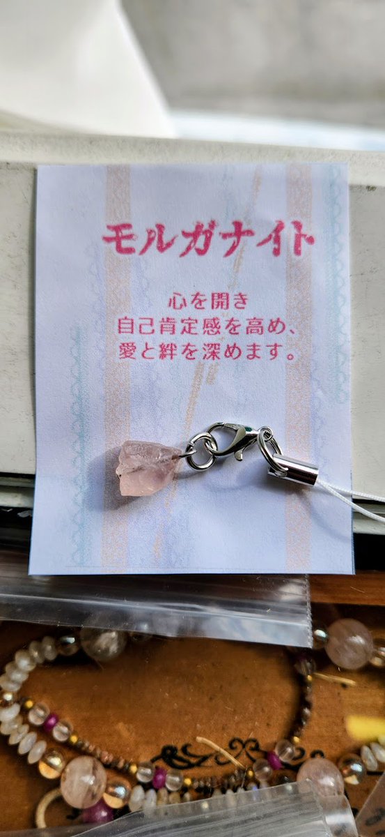 nanonanoko's tweet photo. アクアマリンとモルガナイトのチャームを作ってもらいました。ひとつ２７５０円（税込）です。
さばおさんにペンダントトップにもできるようにって作ってもらったのでした。
２個ペンダントにしたら、チェーン代入れて６１０５円（税込）です。
単品でもセットでもお求めいただけます。

あと、この色、キキララカラーだなって思ったりしております。