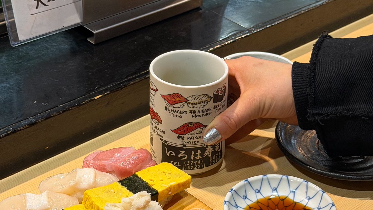 taguttyyy's tweet photo. 狂ったほど外食する僕がもう何度も行ってる
大好きな中目黒にある"いろは寿司"🍣🍶
大将たちが丁寧に握ってくれるお寿司は
どれもめちゃくちゃ美味しくて次から次に
注文したくなってしまうぐらい最高なんよ😮‍💨
湯呑みもマジで可愛すぎるし夜中も営業してて
飲み終わりの〆にマジで行きたくなる！ https://t.co/rdHAjRbexZ