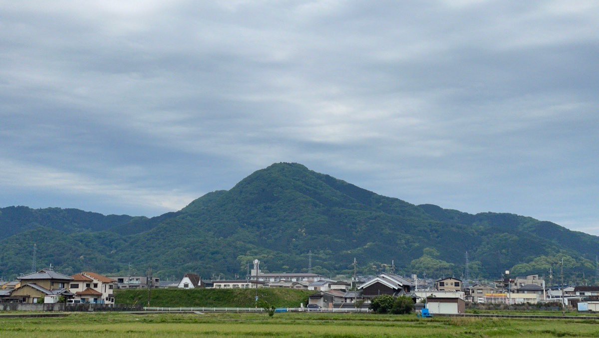 umex_sub4's tweet photo. 今日は #結婚記念日 
というわけで #二上山 へ

空を見上げると
朝から曇り

天気予報では
昼前から雨が降るとのこと

午前中のうちに
走ってきました♫

ゴール近くで
雨がポツポツ…セーフ！！

楽しく走れて
ありがとう

#走りましたグラム https://t.co/v8EljMfaVl