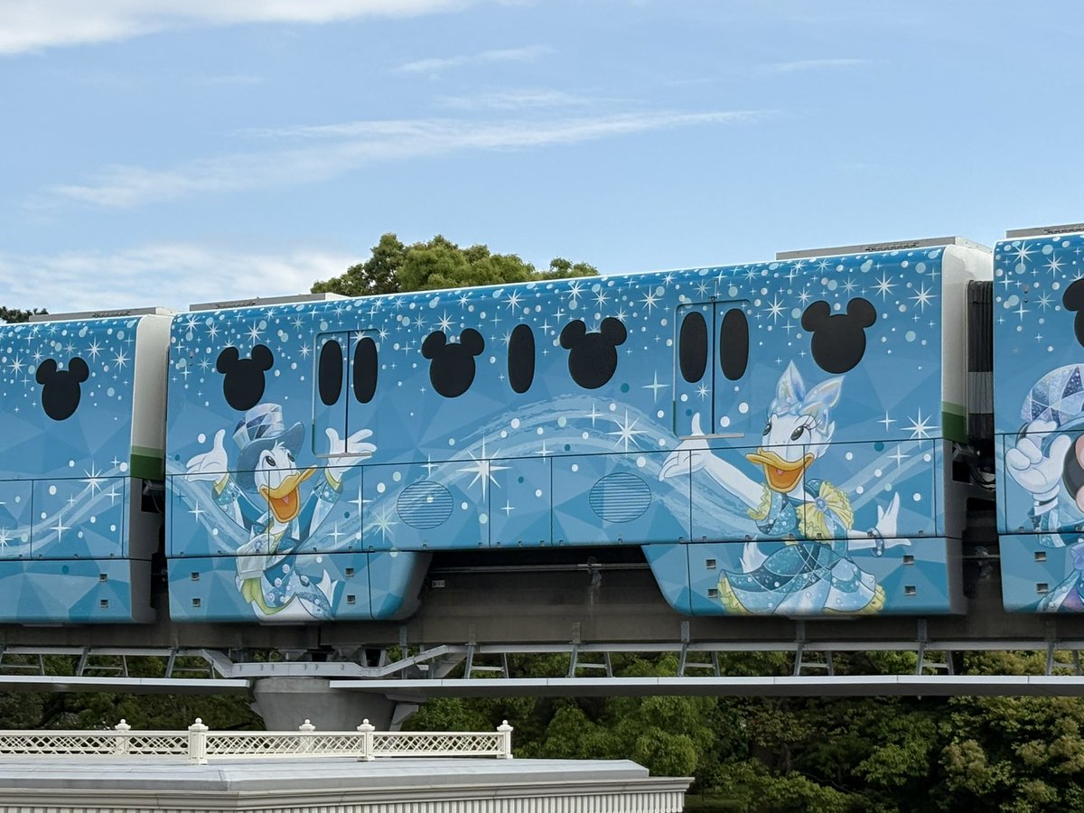 donald_michi's tweet photo. 今日の目標の1つ
ジュビリーライナー（勝手に命名）の撮影する事！
フリー切符も無事にお迎えしまして、乗り込んだのですが
シーに到着する時は曲が盛り上がってテンション上がりました( * ॑꒳ ॑*)♡ https://t.co/AGTdGQCdu3
