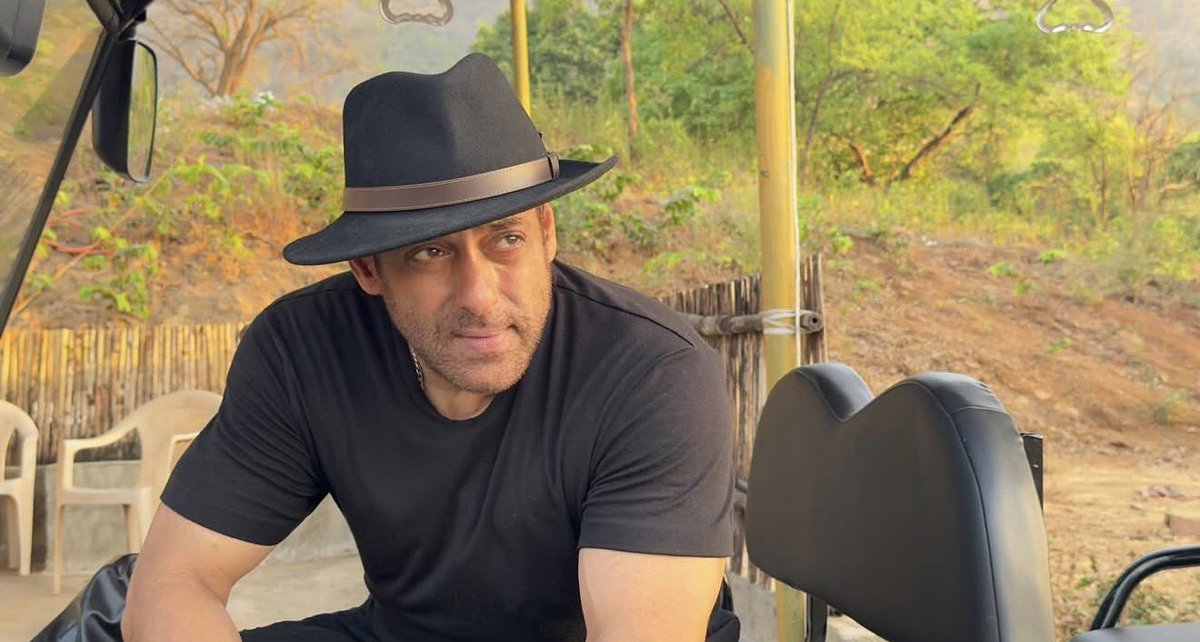 Well 🔥🔥🔥🔥💥💥💥💥🧨🧨🧨

LOOK IS PEAKING 🌋🌋🌋 <a href="/BeingSalmanKhan/">Salman Khan</a>