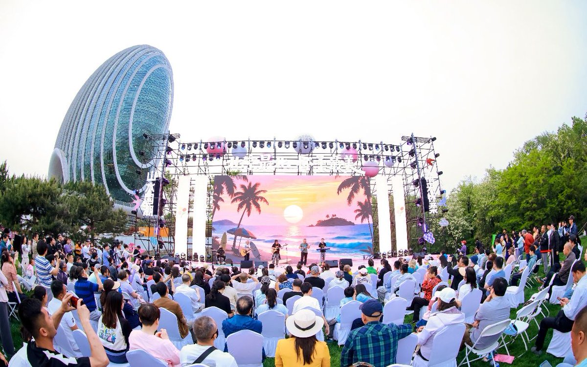 touch_beijing's tweet image. The 2026 Huairou #China-Chic #Cultural Festival is in full swing. The event drew tens of thousands of visitors in the first two days of the #MayDay holiday (May 1-5), who came to enjoy #bazaars, #food, #performances and intangible cultural heritage. #ICH #culture