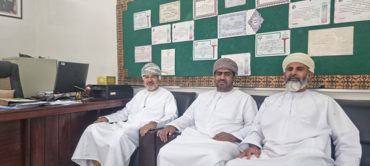 abu_school's tweet photo. زار المدرسة اليوم الأحد 3-5-2026 الأستاذ الفاضل خالد بن حمد بن سنان الهنائي مدير دائرة التقويم التربوي والأستاذ إسماعيل بن ربيع الشكيلي رئيس قسم إدارة الإمتحانات وقد التقيا بمدير المدرسة الأستاذ مسعود بن عبدالله الهنائي اطلعا من خلاله على سير العمل واستعداد المدرسة لامتحانات •• https://t.co/jpVw404aci