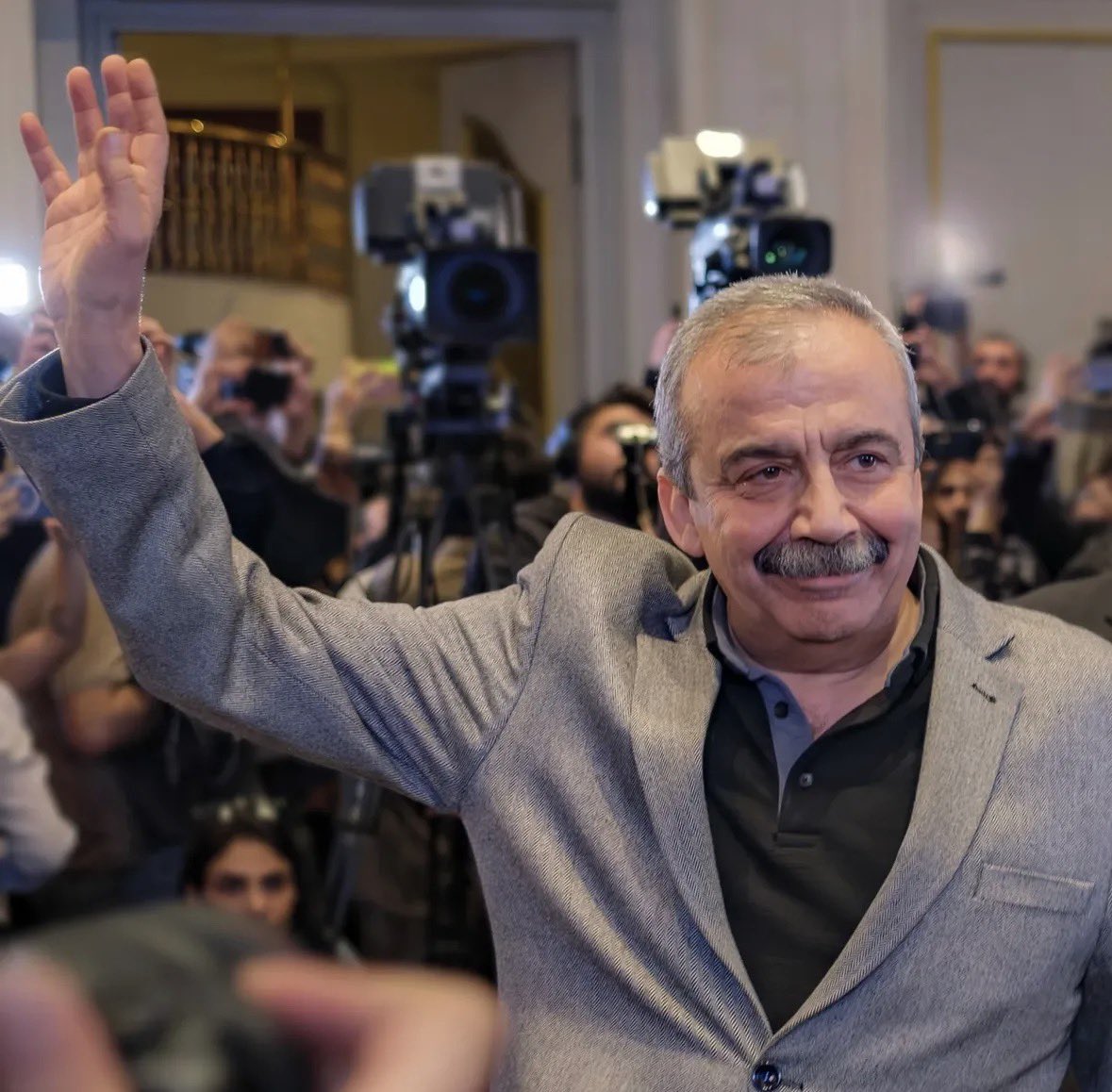 byrm_myda's tweet photo. Barışın, emeğin, eşitliğin, özgürlüğün savunucusunu rahmet, özlem, saygıyla anıyoruz. 
Barışa, kardeşliğe, demokrasiye, adalete, birlikte özgür yaşama mutlaka ulaşacağız sözümüz olsun .
#SırrıSüreyyaÖnder https://t.co/N1fSVuzbkN