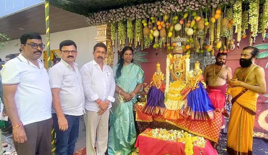 BandaCR's tweet photo. Happy to attend the Silver Jubilee wedding anniversary of our friend  Pingal Reddy and pranitha garu 💐 💐

Wishing you both many more years of happiness and togetherness. ✨

#celibrationtime
#25thanniversary https://t.co/QuG5tXuItW