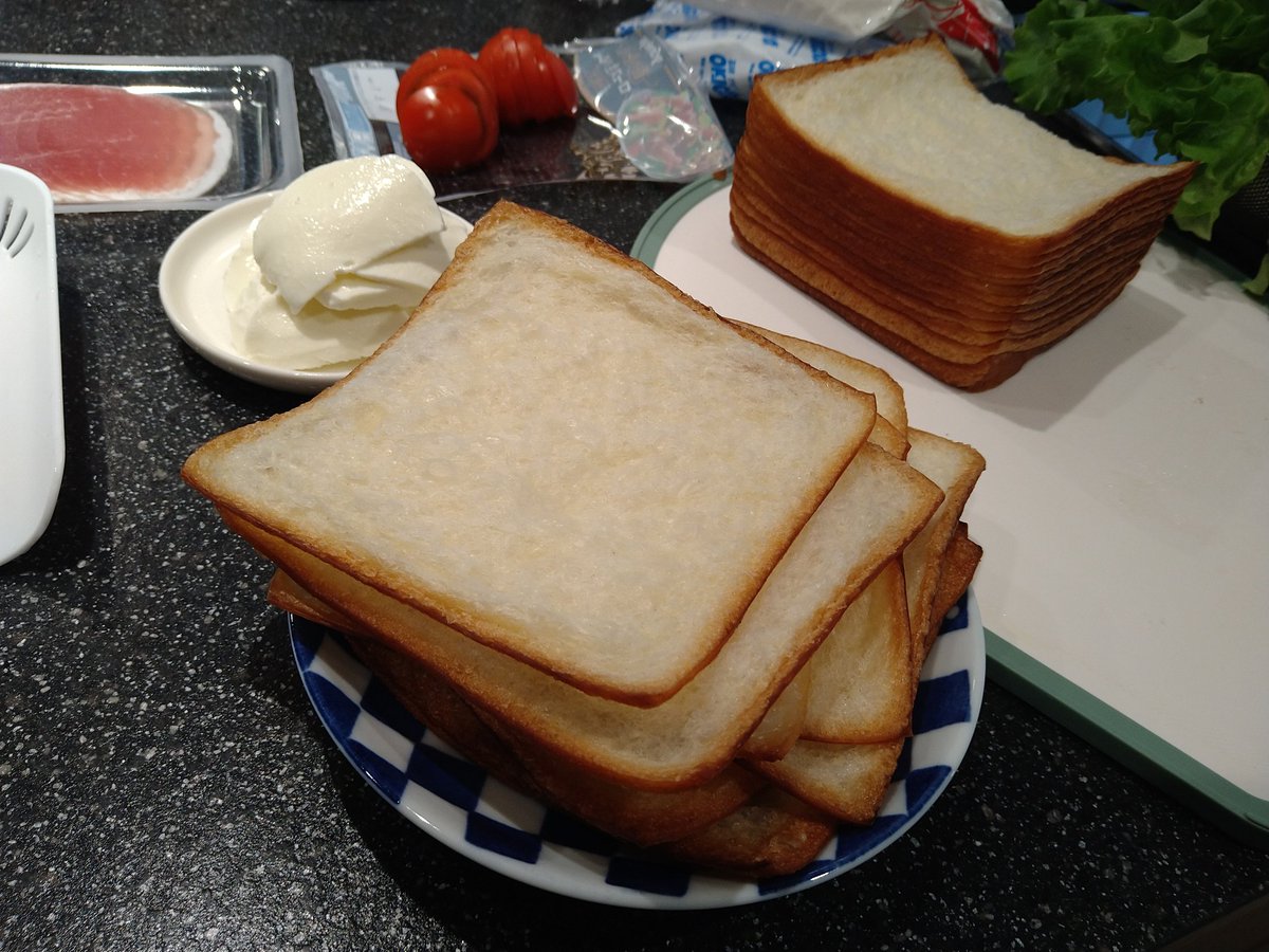 Shizuoka_Relive's tweet photo. ロイヤルパインズホテル浦和の
めくるクロワッサン食パンリーヴルをいただいちゃいました🌟🌟🌟
内田シェフ Es ist ausgezeichnet😋 https://t.co/N3SMaJo7qC