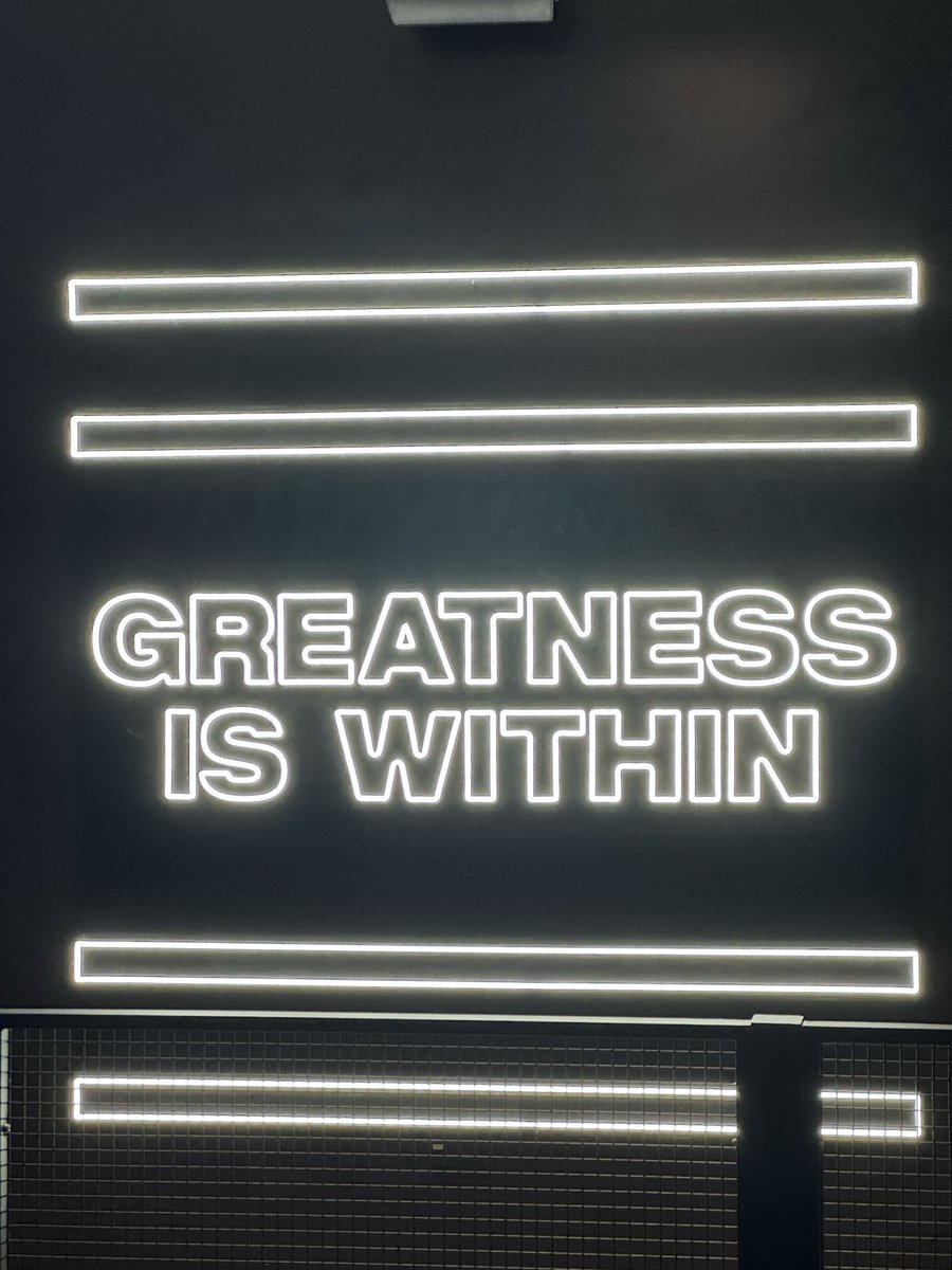 v96809076's tweet image. Early bird catches the…. Empty gym. #goals #healthandwealth