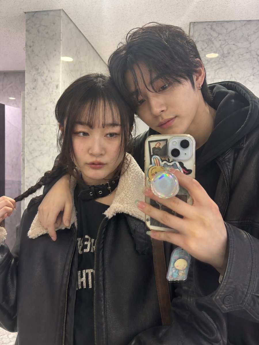 この画像のポイントは私のネイルが引き継がれて左手だけ爪が長い男性←