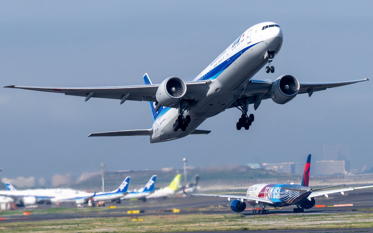 All Nippon Airways
Boeing B777-300(ER) / JA797A

政府専用機の随行機がハノイ行きで新ルートだったのでRWY22から離陸
多分ANAのB77WがRWY22から離陸したのはお初だと思います！とても貴重なカットを撮れました！
右下にはひょこっとTEAM USAが

2026.5.1