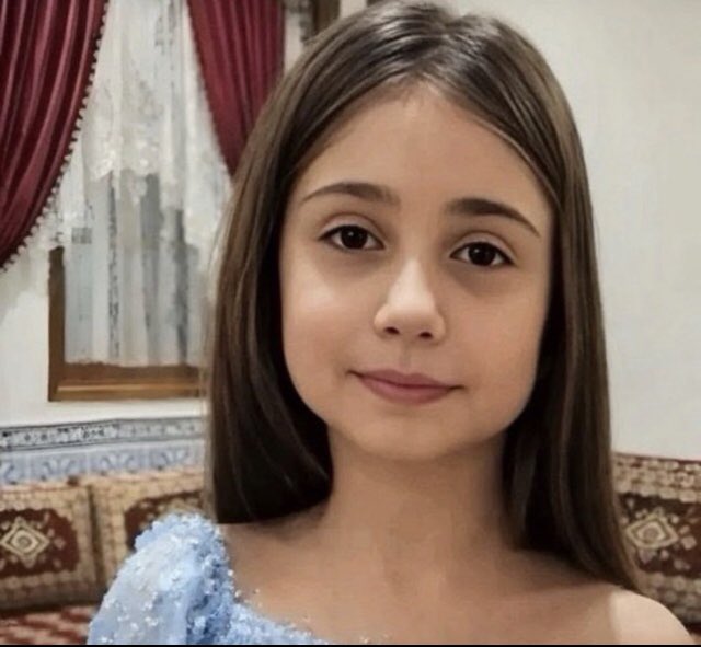 Kahramanmaraş'ta okula düzenlenen saldırıda ağır yaralanan 11 yaşındaki Almina Ağaoğlu, tedavi gördüğü hastanede bugün sabah saatlerinde hayatını kaybetti.
Hiçbir şey akşamdan sabaha olmadı.
2012 doğumlu bir çocuk 5 silahla okul basıp insanları öldürüyorsa katil sadece tetiği